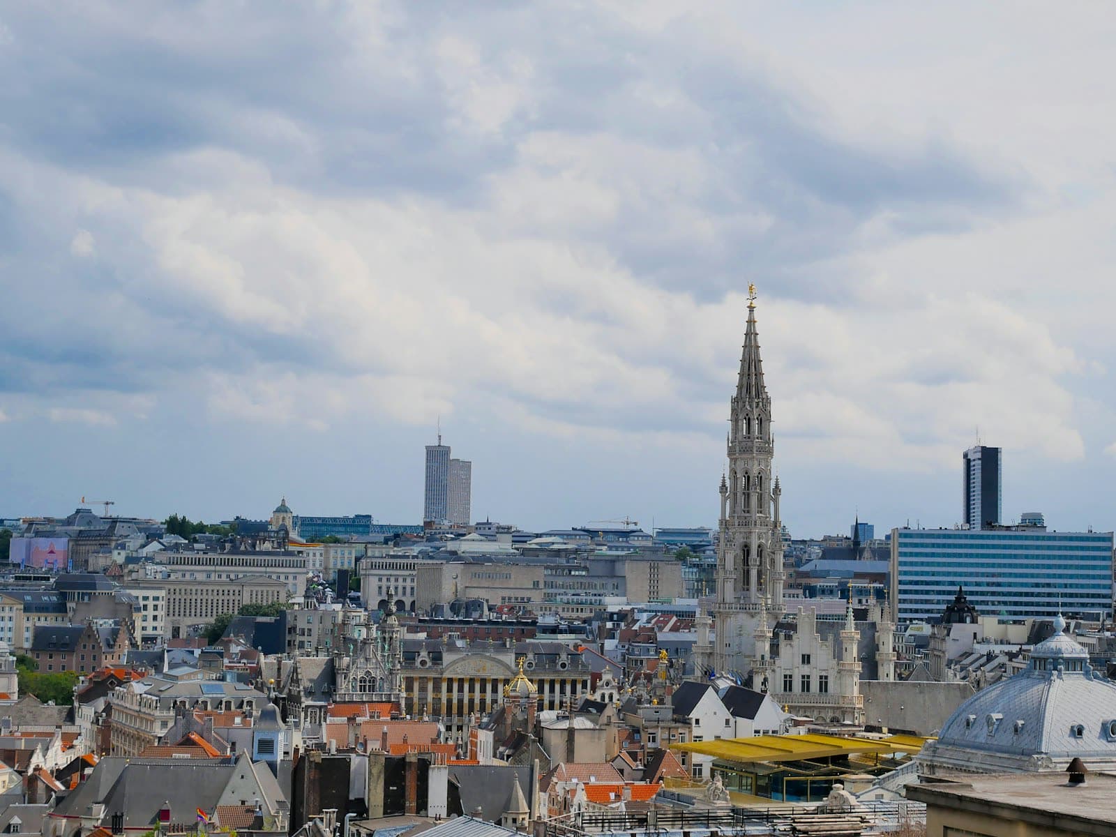 Skyline de Bruxelles, avec la flèche de l’hôtel de ville au-dessus des toits.