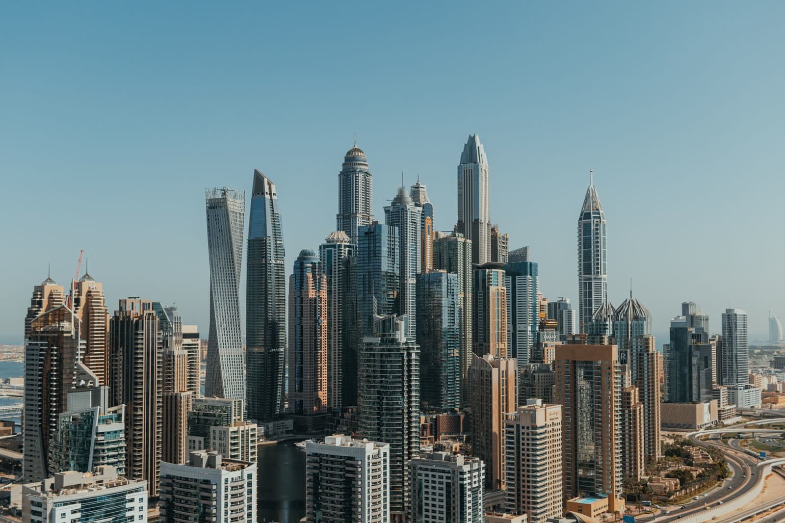 Skyline de tours à Dubaï, au bord de l’eau.