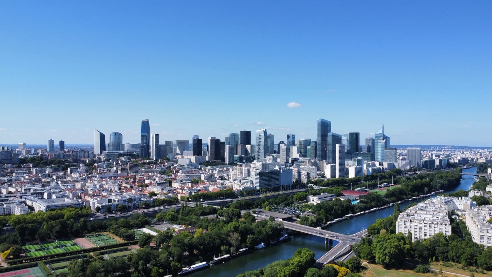 Skyline du quartier d’affaires de La Défense, à Paris.